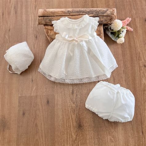 Conjunto para niña de tres piezas en Monofil Primer Bebé