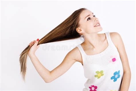 De Blonde Pronkt Met Zijn Lang Haar Stock Afbeelding Image Of Positief Blond 18253411