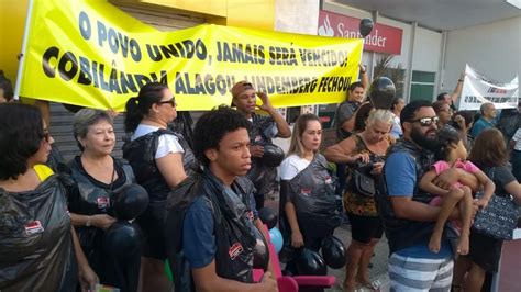 Moradores de Cobilândia fazem protesto durante desfile em Vila Velha