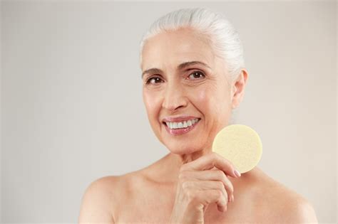 Retrato Da Beleza De Uma Mulher Idosa Seminua Sorridente Foto Gr Tis