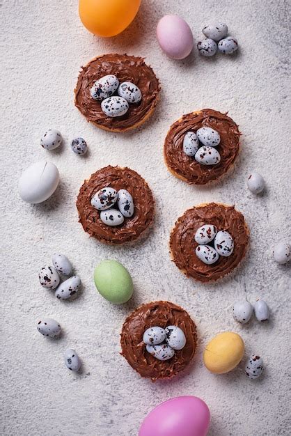 Galletas De Pascua En Forma De Nido Con Huevos Foto Premium