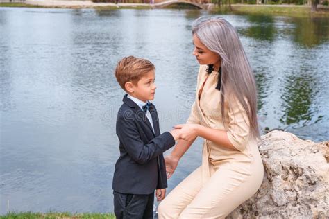 Lycklig Mamma Och Son Som Utomhus Kramar Vid Sjn Fotografering För