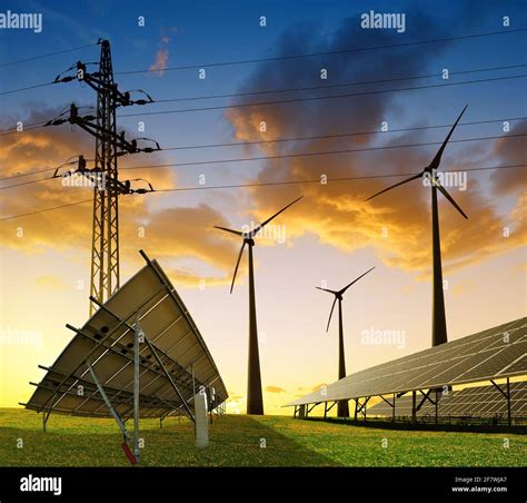 Paneles Solares Con Turbinas Eólicas Y Pilón De Electricidad Al