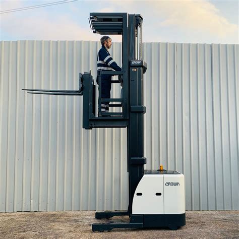 Crown Sp Electric Forklift Man Up Order Picker