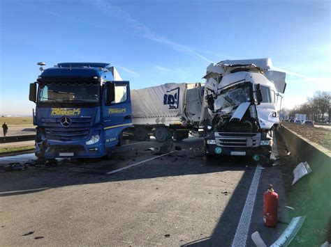 Schwerer Lkw Unfall Legt Verkehr Auf Der A44 Ab Kreuz Werl Lahm