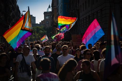 Unas Personas Se Manifiestan En Barcelona Para Reivindicar Los