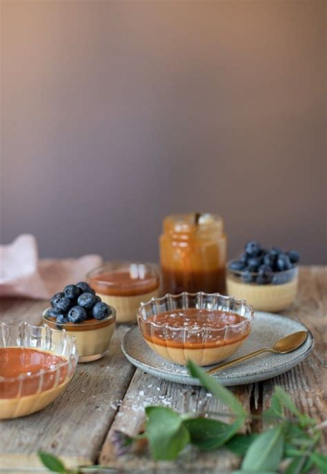 Krämig karamellpannacotta med salt kolasås Salt som Socker Recept