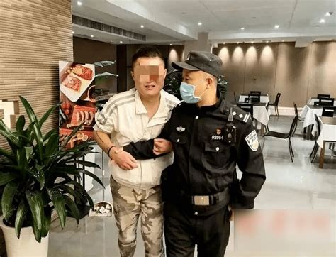 西安一男子酒后欲跳楼轻生，民警将其救下后联系其父母，男子竟紧紧抱住民警痛哭起来！张小强情绪行为