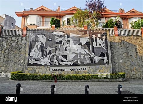 Guernica Di Pablo Picasso Riproduzione Fatta Di Piastrelle Su Un Muro