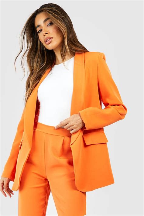 Lockerer Blazer mit tiefem Ausschnitt und Kragen | boohoo DE