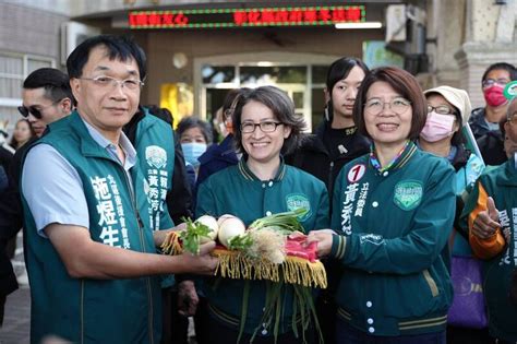 蕭美琴陪黃秀芳車掃衝人氣 粉絲高舉「勇士當為義鬥爭」 政治 自由時報電子報