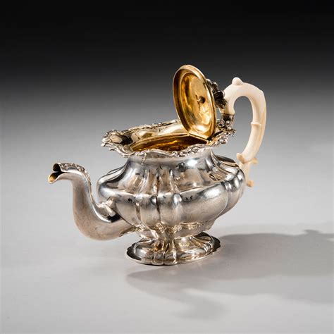 A RUSSIAN TEAPOT. РУССКИЙ ЧАЙНИК. - Bukowskis