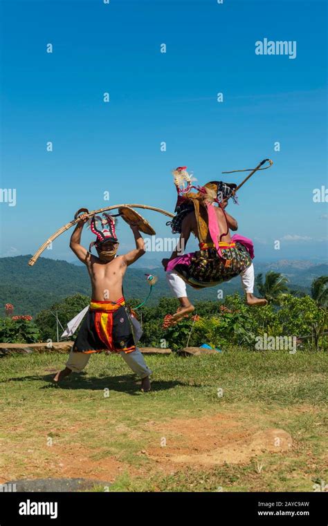 Traje tradicional del oeste manggarai fotografías e imágenes de alta