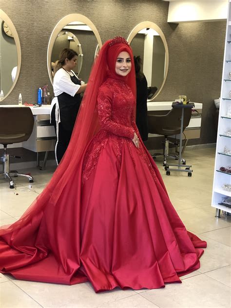 Misbah Shoukat Adl Kullan C N N Wedding Gown Panosundaki Pin