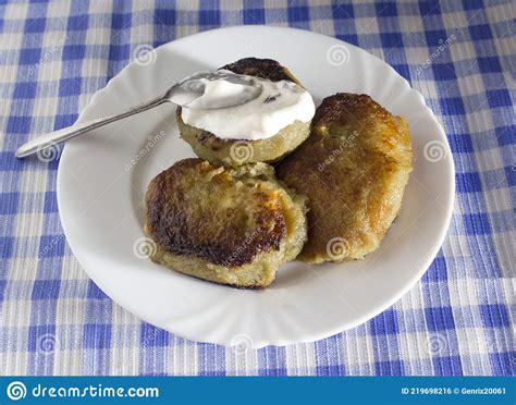 Un Plato Con Un Plato Bielorruso Tortitas De Patata Con Relleno De