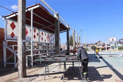 Obra Pública trabaja en la construcción de un techado en la cancha