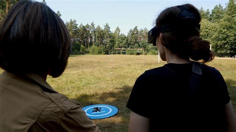 Mujeres Ucranianas Entrenan Para Usar Drones Comunes Como Armas De