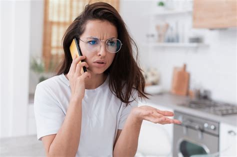 Mulher furiosa falando ao telefone Foto Grátis