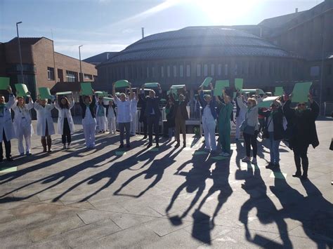 Unas 50 Personas Forman Un Lazo Verde Humano En El Hospital General De