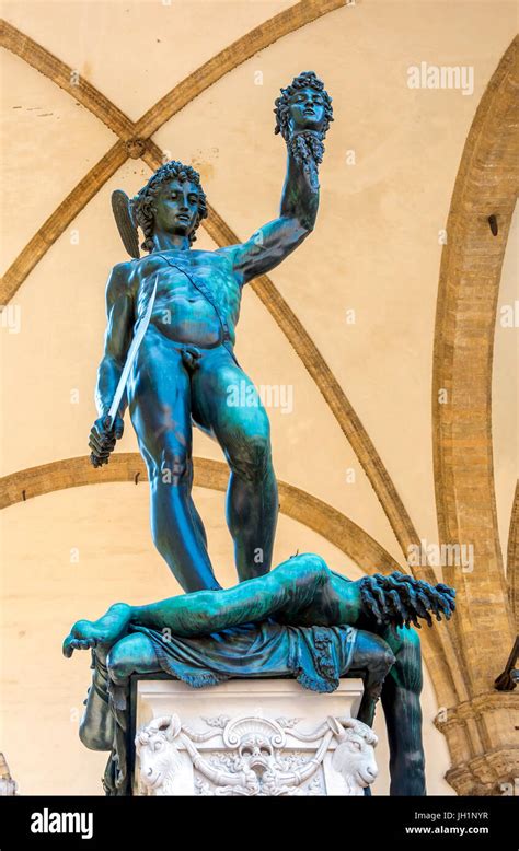 Perseo Con La Cabeza De Medusa Escultura Creada Por Benvenuto Cellini