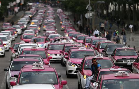 Taxistas protestan en Ciudad de México contra Uber y otros