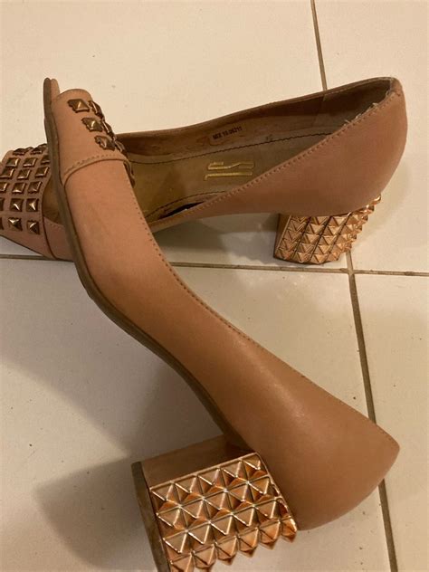 Sapato Nude De Couro Fosco Tam Detalhes De Tachas Quadradas