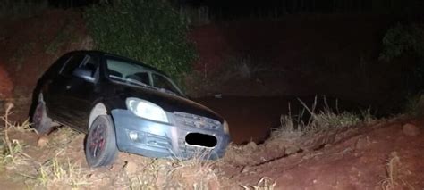 Motorista embriagado é encontrado dormindo dentro de carro após cair em