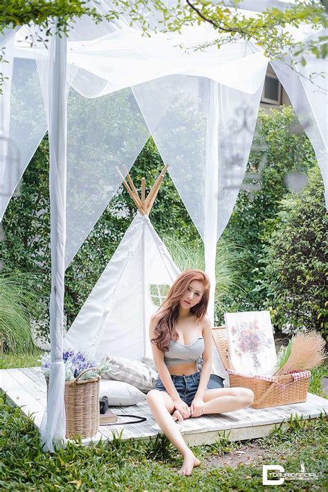 Gục ngã trước đôi gò bồng đảo xinh đẹp của cô nàng hot girl đa tài đánh đàn cực hay