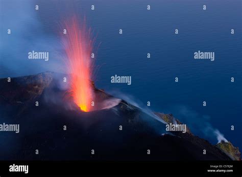 Stromboli volcano eruption Fotos und Bildmaterial in hoher Auflösung