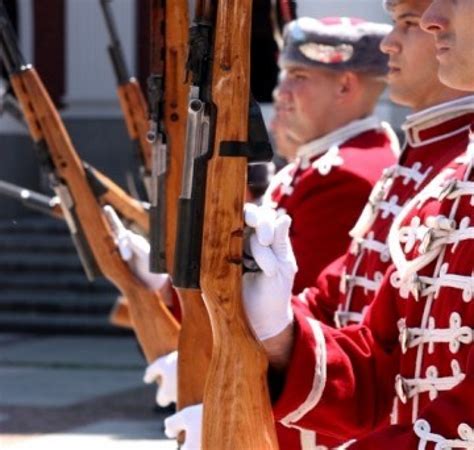 Гвардейци откриват театрален спектакъл в Бургас - Новини от Бургас и ...