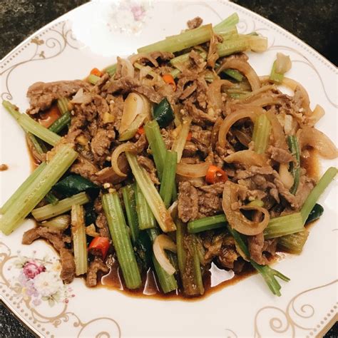 【芹菜炒牛肉的做法步骤图，芹菜炒牛肉怎么做好吃】喂小饱饱饱饱饱下厨房