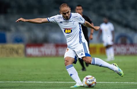 Guarani oficializa a contratação do meia Régis ex Corinthians e Cruzeiro