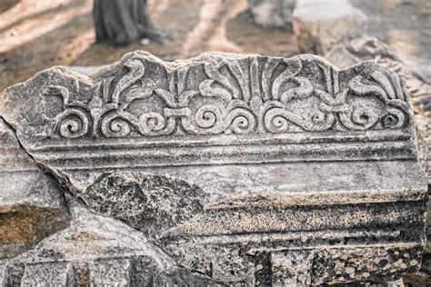 Elaborar Tallado De Piedra En Una Losa De Granito En Las Ruinas De Una