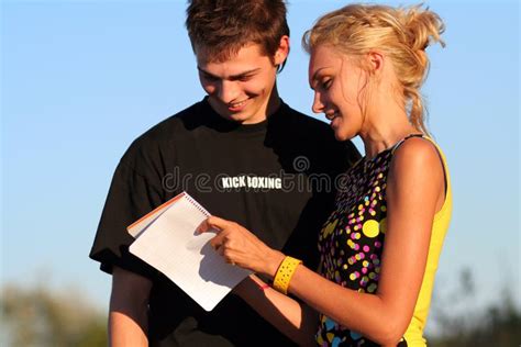 Garçon Et Fille Sexy De Couples Photo Stock Image Du Datte Jeans 1251280