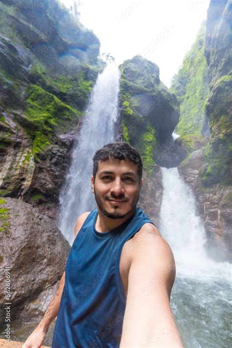 Foto De Adult Tourist Man With Two Beautiful Waterfalls Falling Into