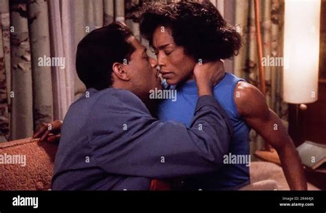 EE UU Angela Bassett y Laurence Fishburne en una escena de la película