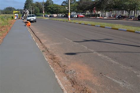 Prefeitura constrói calçada em trecho da Avenida Mário Covas