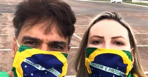 Michelle Bolsonaro tira foto abraçada esposa de Guilherme de Pádua