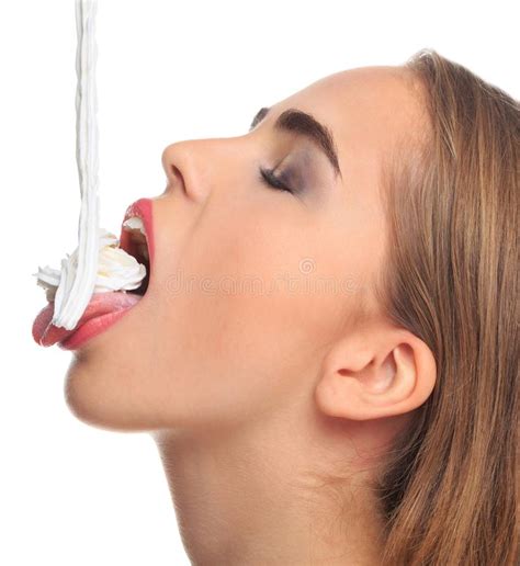 Chica Joven Blonde Con Crema En La Boca Aislada En El Fondo Blanco Imagen De Archivo Imagen
