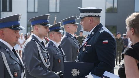 Policjanci Zostali Wyr Nieni I Otrzymali Podzi Kowanie Za Uratowanie Ycia