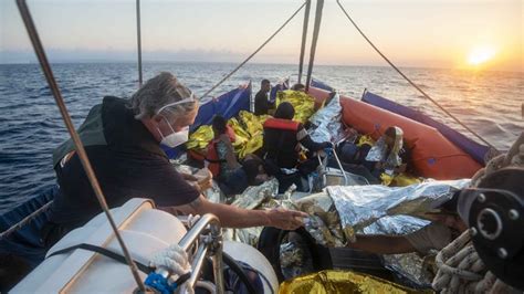 Lampedusa Registra Un Récord De Llegadas De Migrantes Con Más De 50 Embarcaciones En Un Día