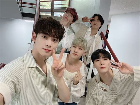 Astro Official On Twitter 📸 🌠 220522 Sbs 인기가요 🌠 약속해 지킬게 밤하늘의 별처럼