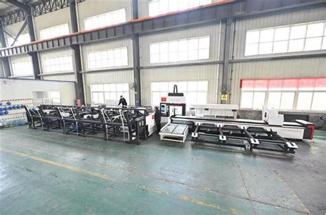 China Three Chuck Pipe Fiber Laser Cutting Machine Manufacturers