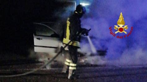 Oristano Auto Distrutta Dalle Fiamme Nella Notte Ogliastra Vistanet