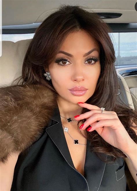 Pin On Manteau De Fourrure Gorgeous Women Brunette Aesthetic Classy Women