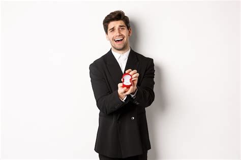 Retrato De Hombre Guapo En Traje Negro Caja Abierta Con Anillo De