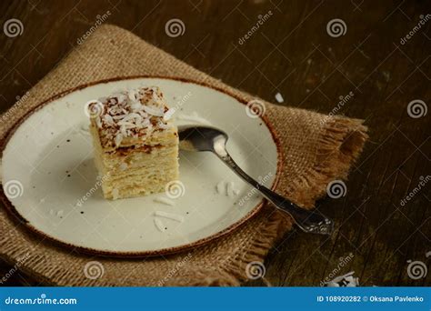 Pedazo De Torta Napoleon En Una Placa Con Los Microprocesadores Del