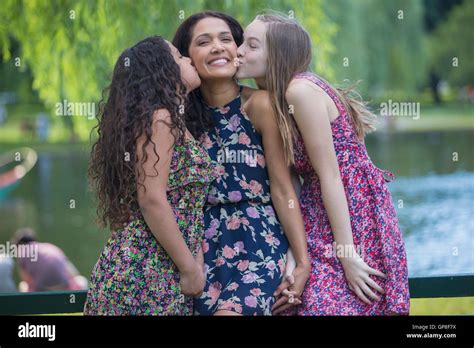 Madre e hija dandose un beso fotografías e imágenes de alta resolución