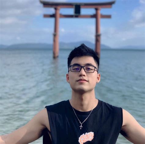 Cùng sở hữu vẻ đẹp trai khó ai sánh bằng Sơn Tùng M TP và em trai hot boy lại có sở thích vô