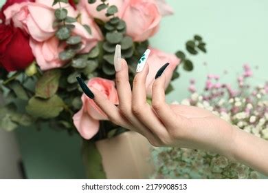 Im Genes De Una Manicura Larga Y Hermosa Con Flores En Los Dedos